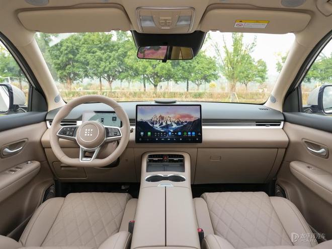 LUS上市 两款车型售价1398万澳门新葡京网页第三代蓝电E5 P(图4)