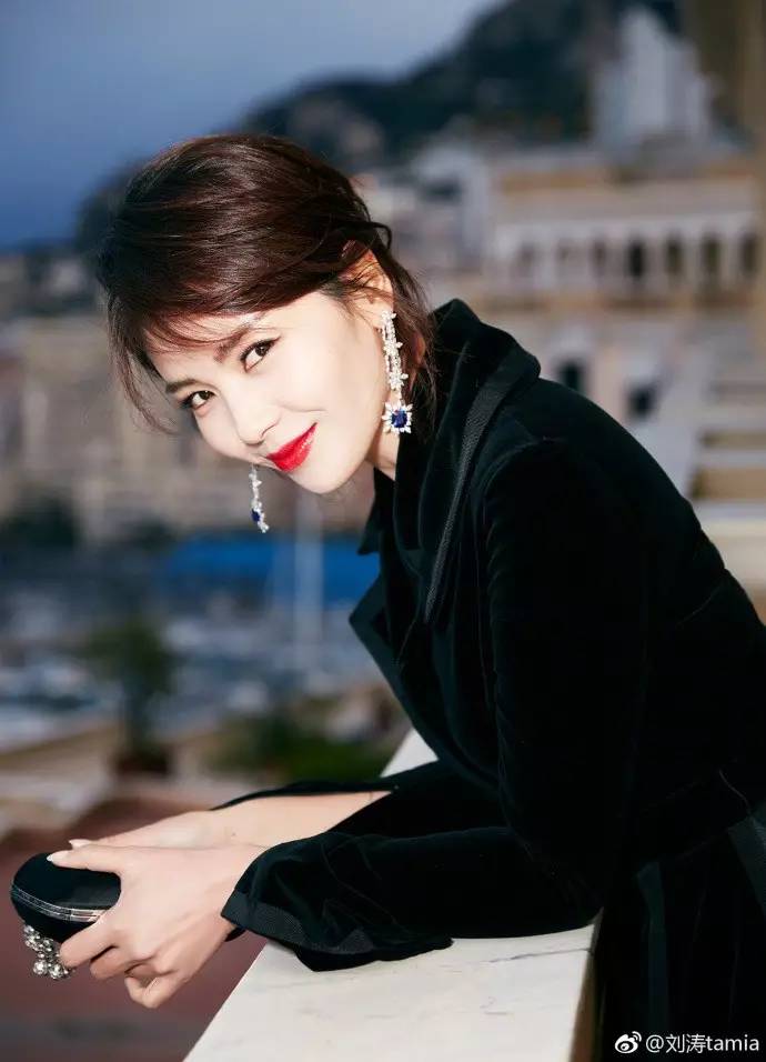 服搭配都是Fashion界高B格品牌澳门新葡京网站《欢乐颂2》里安迪的衣(图17)